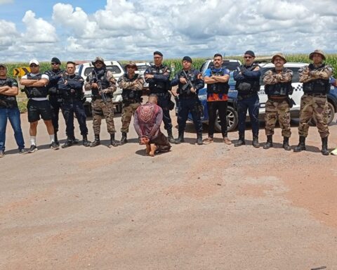 Veículo em fuga capota após perseguição policial em Trivelato