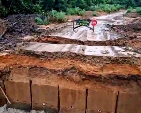 Ponte do Rio Matrinxã, na Linha São Roque, se rompe após fortes chuvas