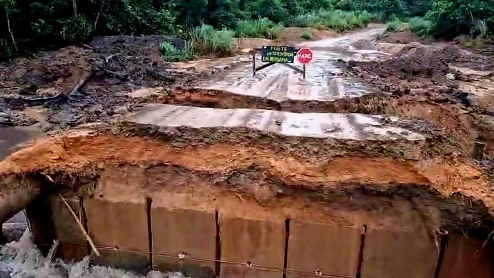Ponte do Rio Matrinxã, na Linha São Roque, se rompe após fortes chuvas