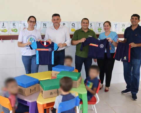 Prefeitura de Trivelato entrega kits escolares e uniformes a alunos