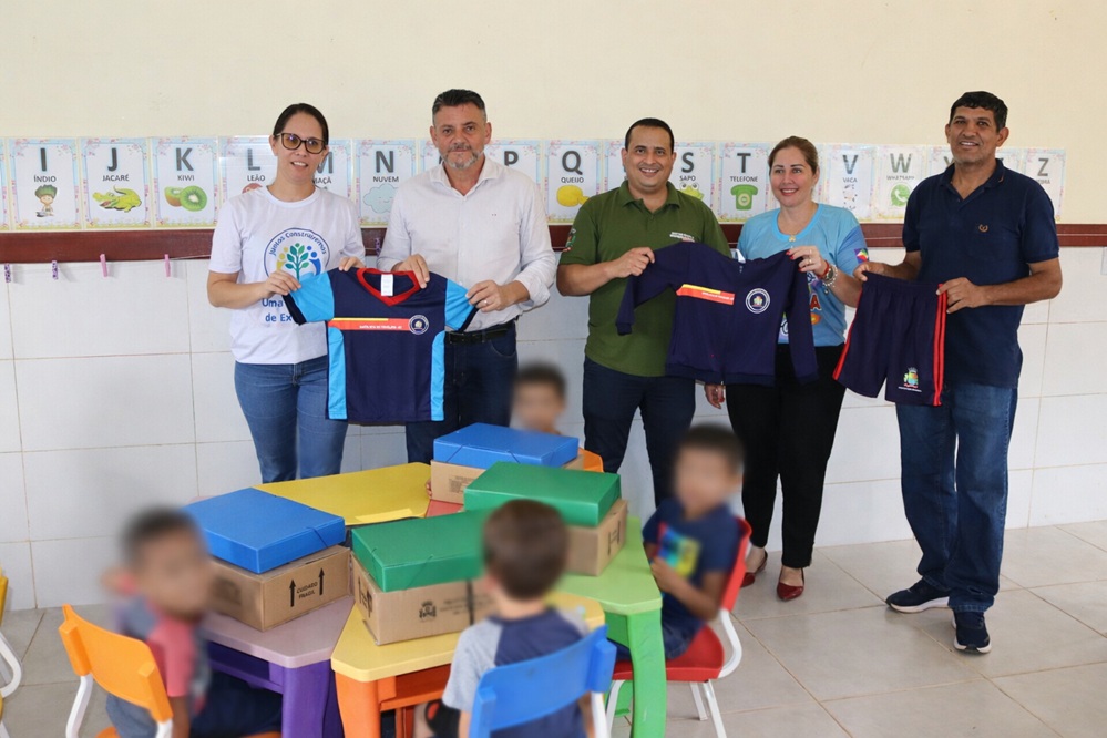Prefeitura de Trivelato entrega kits escolares e uniformes a alunos