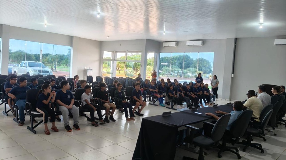 Projeto escolar leva alunos para conhecer o Legislativo de Boa Esperança
