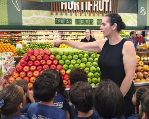 Estudantes aprendem inglês em visita a supermercado de Sorriso