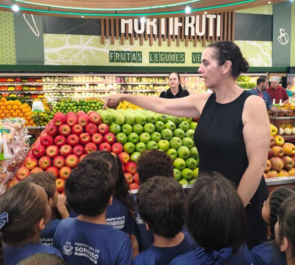 Estudantes aprendem inglês em visita a supermercado de Sorriso