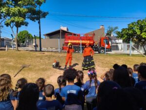 ‘Bombeiros nas Escolas’ ensina segurança para estudantes em Sorriso