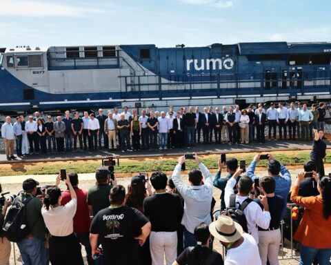 Autoridades de Trivelato acompanham avanço da Ferrovia Estadual