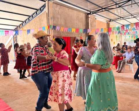 Festa Junina da Melhor Idade reúne idosos em Nova Ubiratã