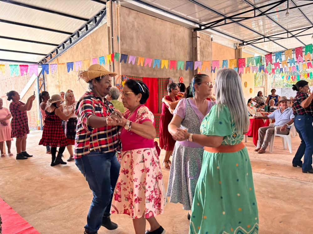 Festa Junina da Melhor Idade reúne idosos em Nova Ubiratã