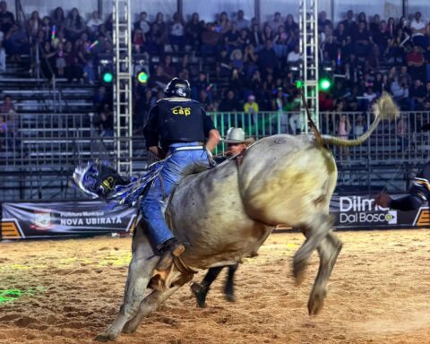 Expo Ubiratã 2026 começa com rodeio e show de Felipe Araújo