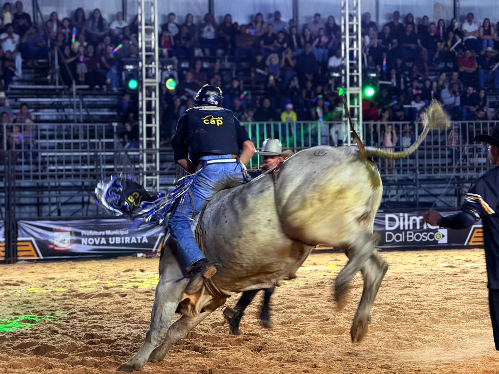 Expo Ubiratã 2026 começa com rodeio e show de Felipe Araújo