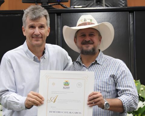 Demétrio Cavlak recebe homenagem da Assembleia Legislativa de MT