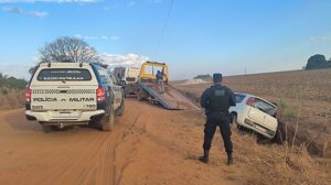 Carro sai da pista e deixa quatro feridos em Piratininga