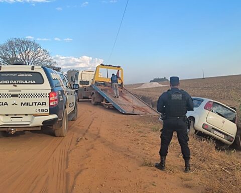 Carro sai da pista e deixa quatro feridos em Piratininga