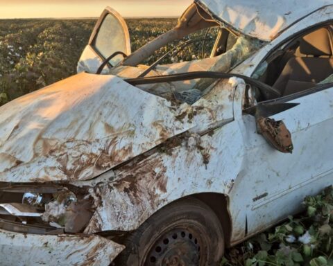 Mulher morre após capotamento na Água Limpa; motorista foge
