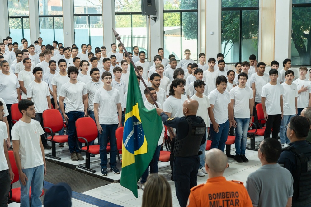 450 jovens participam do Juramento à Bandeira em Lucas do Rio Verde