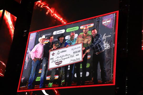 Alex Oliveira conquista etapa de Sorriso da PBR Brazil