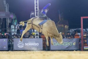 Luiz Gabriel Rosa vence 2ª noite do Grand Rodeo da PBR em Sorriso