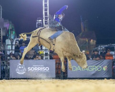 Luiz Gabriel Rosa vence 2ª noite do Grand Rodeo da PBR em Sorriso