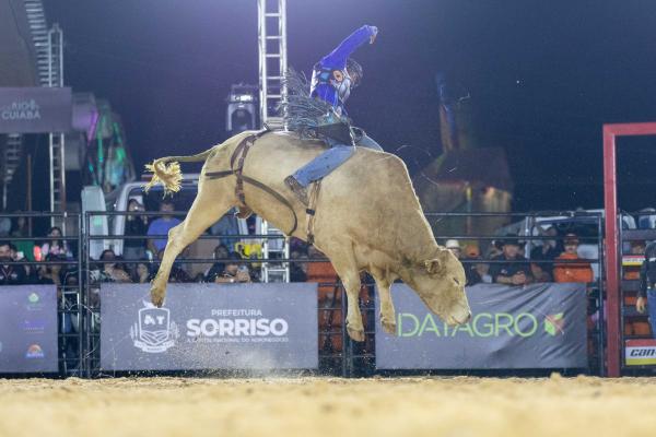 Luiz Gabriel Rosa vence 2ª noite do Grand Rodeo da PBR em Sorriso