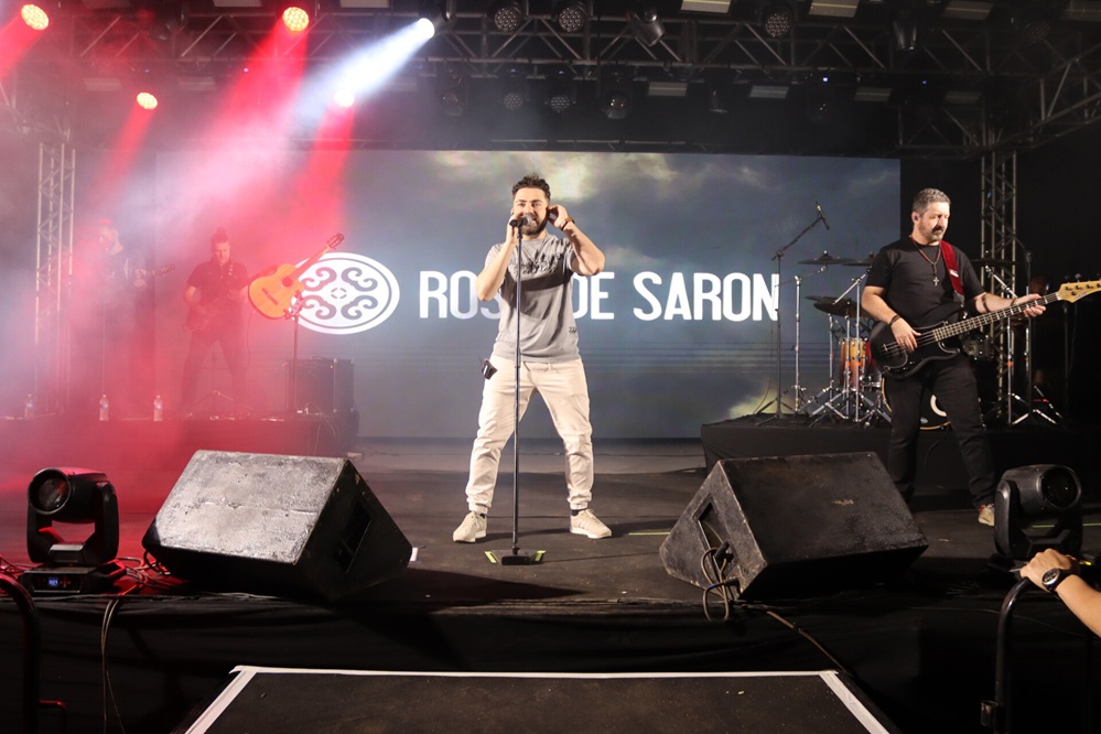 Banda Rosa de Saron emociona público no Celebra Mais Trivelato