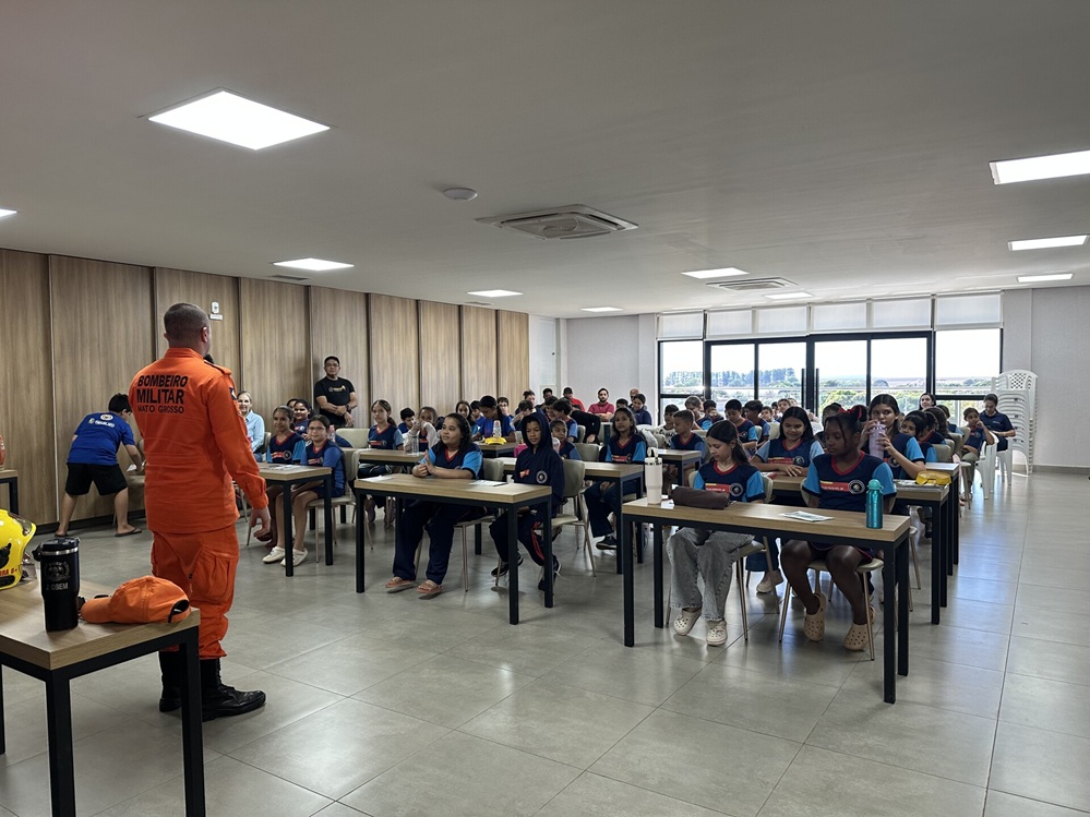 Estudantes aprendem prevenção de incêndios em Trivelato