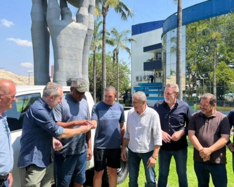 Campeões do Festival de Pesca recebem Hilux de R$ 285 mil