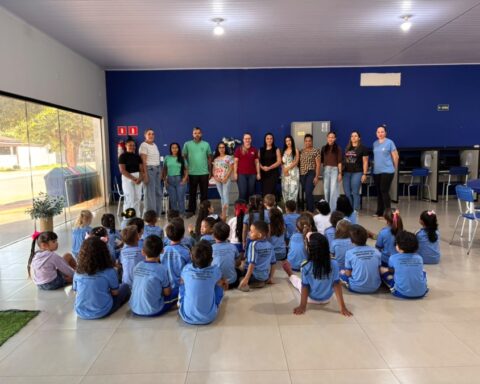 Visita aproxima crianças dos livros em Nova Ubiratã
