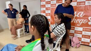 Curso gratuito de tranças reúne 20 mulheres em Sorriso