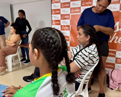 Curso gratuito de tranças reúne 20 mulheres em Sorriso