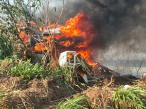 Defesa Civil combate incêndio no distrito de Piratininga
