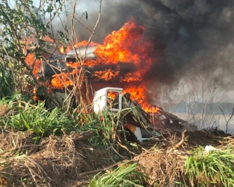 Defesa Civil combate incêndio no distrito de Piratininga