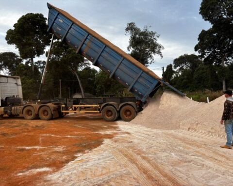 Nova Ubiratã distribui 200 toneladas de calcário a produtores