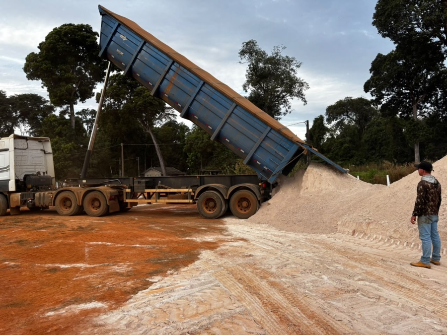 Nova Ubiratã distribui 200 toneladas de calcário a produtores